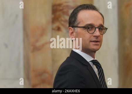 Heiko Maas, Bundesaußenminister am Ende der Pressekonferenz mit Simon Coveney, dem stellvertretenden irischen Premierminister Tanaiste und Minister für Außen- und Handelsfragen, nach den offiziellen Gesprächen im Iveagh-Haus in Dublin. Am Donnerstag, den 12. April 2018, in Dublin, Irland. (Foto von Artur Widak/NurPhoto) Stockfoto