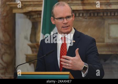 Simon Coveney, Irlands Vize-Premierminister Tanaiste und Minister für auswärtige Angelegenheiten und Handel, während einer Pressekonferenz mit Heiko Maas, dem deutschen Außenminister, nach offiziellen Gesprächen im Iveagh House in Dublin. Am Donnerstag, den 12. April 2018, in Dublin, Irland. (Foto von Artur Widak/NurPhoto) Stockfoto