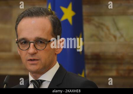 Heiko Maas, Bundesaußenminister bei einer Pressekonferenz mit Simon Coveney, dem stellvertretenden irischen Premierminister Tanaiste und Minister für Außen- und Handelsfragen, nach offiziellen Gesprächen im Iveagh House in Dublin. Am Donnerstag, den 12. April 2018, in Dublin, Irland. (Foto von Artur Widak/NurPhoto) Stockfoto