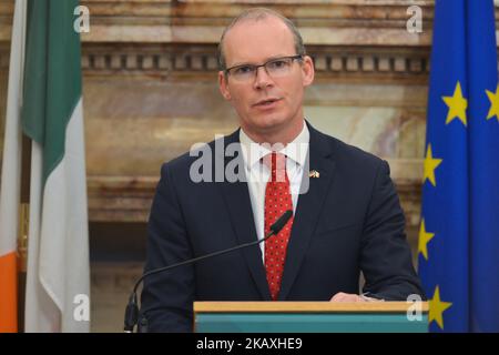 Simon Coveney, Irlands Vize-Premierminister Tanaiste und Minister für auswärtige Angelegenheiten und Handel, während einer Pressekonferenz mit Heiko Maas, dem deutschen Außenminister, nach offiziellen Gesprächen im Iveagh House in Dublin. Am Donnerstag, den 12. April 2018, in Dublin, Irland. (Foto von Artur Widak/NurPhoto) Stockfoto