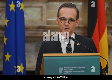 Heiko Maas, Bundesaußenminister bei einer Pressekonferenz mit Simon Coveney, dem stellvertretenden irischen Premierminister Tanaiste und Minister für Außen- und Handelsfragen, nach offiziellen Gesprächen im Iveagh House in Dublin. Am Donnerstag, den 12. April 2018, in Dublin, Irland. (Foto von Artur Widak/NurPhoto) Stockfoto