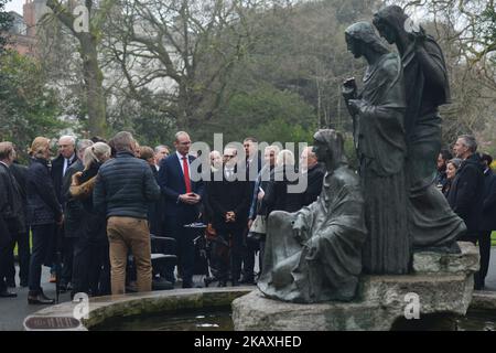 Simon Coveney (Mitte), Irlands Tanaiste (stellvertretender Premierminister) und Minister für auswärtige Angelegenheiten und Handel, und Heiko Maas , Deutschlands Außenminister, vor den drei Fates (im St. Stephen's Green Park), Eine Skulptur, die dem irischen Volk vom deutschen Volk als Dank für die irische Hilfe für Flüchtlinge nach dem Zweiten Weltkrieg geschenkt wurde Am Donnerstag, den 12. April 2018, in Dublin, Irland. (Foto von Artur Widak/NurPhoto) Stockfoto