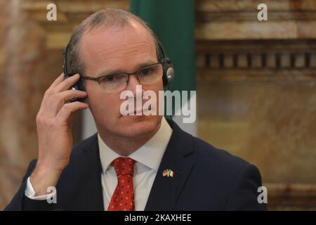 Simon Coveney, Irlands Vize-Premierminister Tanaiste und Minister für auswärtige Angelegenheiten und Handel, während einer Pressekonferenz mit Heiko Maas, dem deutschen Außenminister, nach offiziellen Gesprächen im Iveagh House in Dublin. Am Donnerstag, den 12. April 2018, in Dublin, Irland. (Foto von Artur Widak/NurPhoto) Stockfoto