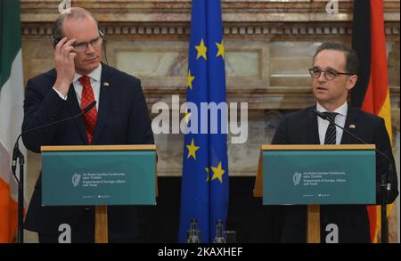 Simon Coveney (links), Irlands Vize-Premierminister Tanaiste und Minister für auswärtige Angelegenheiten und Handel, und Heiko Maas (rechts), Deutschlands Außenminister, während der Pressekonferenz nach den offiziellen Gesprächen im Iveagh House in Dublin. Am Donnerstag, den 12. April 2018, in Dublin, Irland. (Foto von Artur Widak/NurPhoto) Stockfoto