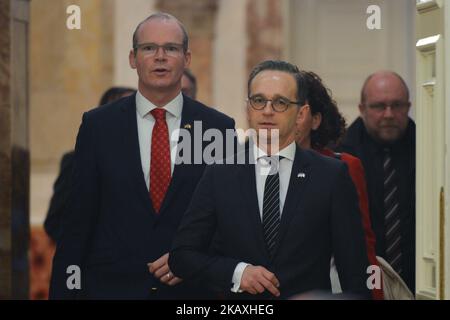 Simon Coveney (links), Irlands Vize-Premierminister Tanaiste und Minister für auswärtige Angelegenheiten und Handel, und Heiko Maas (rechts), Deutschlands Außenminister, kommen nach offiziellen Gesprächen im Iveagh House in Dublin zur Pressekonferenz. Am Donnerstag, den 12. April 2018, in Dublin, Irland. (Foto von Artur Widak/NurPhoto) Stockfoto