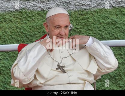 Papst Franziskus besuchte am 15. April 2018 die Pfarrei San Paolo della Croce in Corviale, einem Vorort von Rom, Italien, zu einem Pastoralbesuch. (Foto von Silvia Lore/NurPhoto) Stockfoto