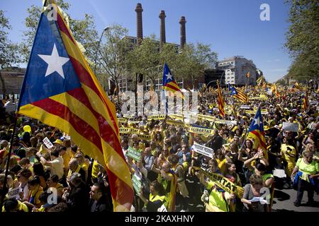 Tausende von Menschen demonstrieren in Barcelona für den von Spanien nach dem Referendum über die Selbstbestimmung am 1. Oktober 2017 in Katalonien inhaftierten politischen Gefangenen für die Unabhängigkeit. Barcelona, Katalonien, Spanien, am 15. April 2018 (Foto von Miquel Llop/NurPhoto) Stockfoto