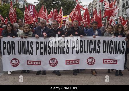 Demonstration für anständige Renten, einberufen von den Mehrheitsgewerkschaften CCOO und UGT in Santander, Spanien, am 15. April 2018. Mehr als tausend Menschen haben an diesem Sonntag Proteste und Demonstrationen unterstützt, die von den Verbänden der Rentner und Rentner der UGT und der CCOO in Kantabrien zur Verteidigung der „anständigen öffentlichen Renten“ aufgerufen wurden. Der marsch ist der zweite seit dem letzten Jahr, als die Gewerkschaften die Mobilisierung für eine „anständige Rente“ zwischen der Plaza Numancia und den Pereda-Gärten begannen. (Foto von Joaquin Gomez Sastre/NurPhoto) Stockfoto