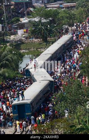 Am 15. April 2018 kam es zu einer Eisenbahnentgleisung in Bangladesh, einem Bahnhofsgebiet in Tongi im Gazipur-Vorort von Dhaka, Bangladesch.bei einem Eisenbahnentgleis im Tongi-Bahnhofsgebiet in Gazipur wurden mindestens 4 Menschen getötet und 26 weitere verletzt. Drei Passagiere starben an Ort und Stelle und mehrere andere wurden verletzt, sagte der Polizeibeamte der Eisenbahnpolizei Kamlapur, OC, Yaseen.die Strecke wurde nach dem Unfall gesperrt, was den Bahnverkehr von Dhaka nach Chattogram, Sylhet, Mymensingh und über die Bangabandhu-Brücke im Norden und Süden abschloß. (Foto von Mehedi Hasan/NurPhoto) Stockfoto