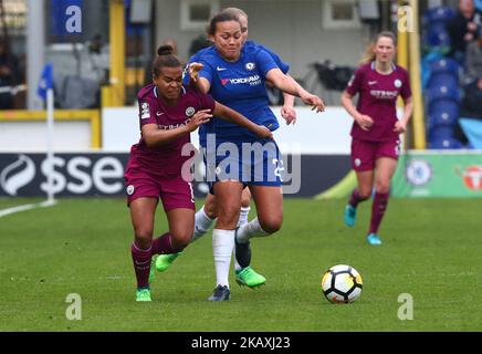 Nikita Parris von Manchester City WFC zerstochen mit den Chelsea Ladies Drew Spence während des SSE Women's FA Cup Halbfinalmatches zwischen den Chelsea Ladies und den Manchester City Women am 15. April 2018 in Kingsmeadow in London, England. (Foto von Kieran Galvin/NurPhoto) Stockfoto