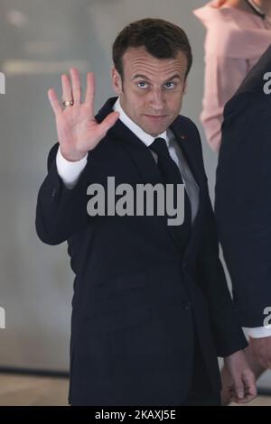 Der französische Präsident Emmanuel Macron steht am 17. April 2018 im EU-parlament in der ostfranzösischen Stadt Straßburg neben dem Präsidenten des Europäischen Parlaments Antonio Tajani. Der französische Präsident Emmanuel Macron kam zum ersten Mal vor dem Europäischen Parlament, um die Unterstützung für seine ehrgeizigen Pläne für Reformen der EU nach dem Brexit zu stärken. (Foto von Elyxandro Cegarra/NurPhoto) Stockfoto