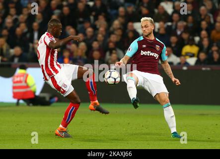 Kurt Zouma von L-R Stoke City und Marko Arnautovic von West Ham United während des Spiels der englischen Premier League zwischen West Ham United und Stoke City am 16. April 2018 im Londoner Stadion, London, England. (Foto von Kieran Galvin/NurPhoto) Stockfoto