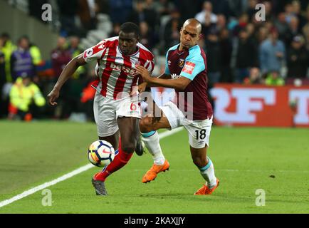 Kurt Zouma von Stoke City tritt gegen Joao Mario von West Ham United während des Spiels der englischen Premier League zwischen West Ham United und Stoke City am 16. April 2018 im Londoner Stadion, London, England, an. (Foto von Kieran Galvin/NurPhoto) Stockfoto