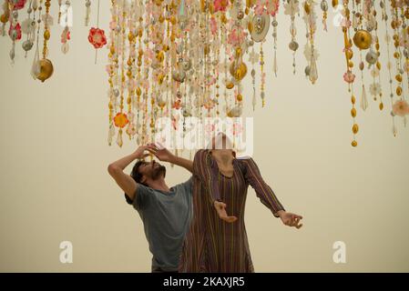 Mitglieder der Marcia Milhazes Dance Company führen am 17. April 2018 in der White Cube Bermondsey Kunstgalerie in London, Großbritannien, „guarde-me“ unter Beatriz Mihazes' Kunstwerk „Gamboa II“ auf. Die Künstlerin Beatriz Mihazes hat eine neue Ausstellung in der White Cube Gallery in London ins Leben gerufen, in der neue Arbeiten in verschiedenen visuellen Medien gezeigt werden. (Foto von Jonathan Nicholson/NurPhoto) Stockfoto