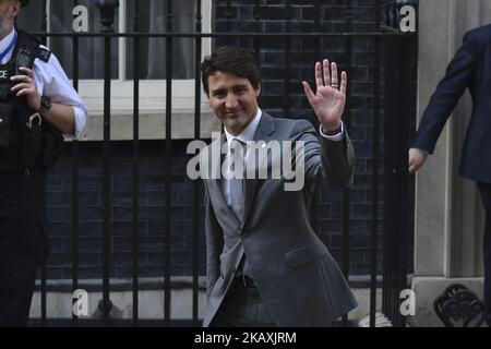 Der Premierminister von Kanada, Justin Trudeau, verlässt die Downing Street, nachdem er an einem bilateralen Treffen mit der britischen Premierministerin Theresa May am 18. April 2018 in London, England, teilgenommen hatte. Frau May führt heute bilaterale Gespräche mit einer Reihe von Staats- und Regierungschefs des Commonwealth, da in dieser Woche im Vereinigten Königreich Staats- und Regierungschefs aus den Commonwealth-Staaten zusammkommen. (Foto von Alberto Pezzali/NurPhoto) Stockfoto