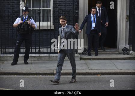 Der Premierminister von Kanada, Justin Trudeau, verlässt die Downing Street, nachdem er an einem bilateralen Treffen mit der britischen Premierministerin Theresa May am 18. April 2018 in London, England, teilgenommen hatte. Frau May führt heute bilaterale Gespräche mit einer Reihe von Staats- und Regierungschefs des Commonwealth, da in dieser Woche im Vereinigten Königreich Staats- und Regierungschefs aus den Commonwealth-Staaten zusammkommen. (Foto von Alberto Pezzali/NurPhoto) Stockfoto