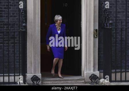 Die britische Premierministerin Theresa May verlässt die Downing Street Nummer 10, um die neuseeländische Premierministerin Jacinda Ardern im Vorfeld eines bilateralen Treffens am 18. April 2018 in London, England, zu begrüßen. Frau May führt heute bilaterale Gespräche mit einer Reihe von Staats- und Regierungschefs des Commonwealth, da in dieser Woche im Vereinigten Königreich Staats- und Regierungschefs aus den Commonwealth-Staaten zusammkommen. (Foto von Alberto Pezzali/NurPhoto) Stockfoto