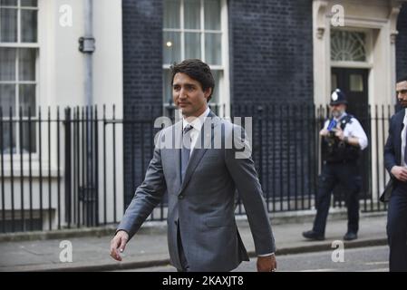 Der Premierminister von Kanada, Justin Trudeau, verlässt die Downing Street, nachdem er an einem bilateralen Treffen mit der britischen Premierministerin Theresa May am 18. April 2018 in London, England, teilgenommen hatte. Frau May führt heute bilaterale Gespräche mit einer Reihe von Staats- und Regierungschefs des Commonwealth, da in dieser Woche im Vereinigten Königreich Staats- und Regierungschefs aus den Commonwealth-Staaten zusammkommen. (Foto von Alberto Pezzali/NurPhoto) Stockfoto