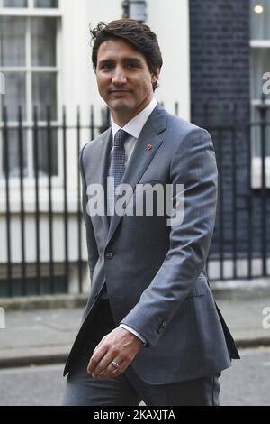 Der Premierminister von Kanada, Justin Trudeau, verlässt die Downing Street, nachdem er an einem bilateralen Treffen mit der britischen Premierministerin Theresa May am 18. April 2018 in London, England, teilgenommen hatte. Frau May führt heute bilaterale Gespräche mit einer Reihe von Staats- und Regierungschefs des Commonwealth, da in dieser Woche im Vereinigten Königreich Staats- und Regierungschefs aus den Commonwealth-Staaten zusammkommen. (Foto von Alberto Pezzali/NurPhoto) Stockfoto