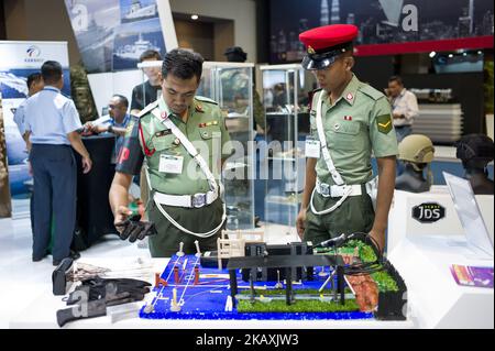 Malaysische Militärpolitiken, aufgenommen während der Ausstellung Defence Services Asia (DSA) 2018 16. im MITEC (Malaysia International Trade & Exhibition Centre) in Kuala Lumpur, Malaysia, am 18. April 2018. Die DSA 2018 (Defence Service Asia Exhibition) ist die 5 größten Verteidigungsmessen der Welt. 1.500 Unternehmen aus 60 Nationen und rund 42.000 Fachbesucher aus aller Welt nahmen an der Ausstellung Teil. Die DSA 2018 findet bis zum 19. April statt. (Foto von Chris Jung/NurPhoto) Stockfoto