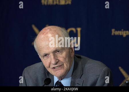 Frank von Hippel ist leitender Forschungsphysiker und emeritierter Professor für öffentliche und internationale Angelegenheiten an der Princeton University, der am 19. April 2018 im Foreign Correspondent Press Club ( FCCJ ) in Tokio, Japan, über die Lagerung abgebrannten Kernbrennstoffs spricht. Anstatt abgebrannten Kernbrennstoff zu speichern, besteht Japans Politik darin, ihn neu zu verarbeiten, um das Plutonium für die Wiederverwendung zu trennen. Diese Politik, die unter den nicht-nuklearen Waffenstaaten einzigartig ist, hat aus einer Vielzahl von Quellen Bedenken hervorgerufen. Frank von Hippel ist der Ansicht, dass Japan sein Plutonium entsorgen sollte, anstatt sein Plutonium zu entsorgen Stockfoto