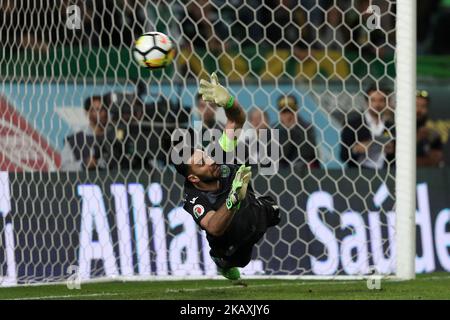 Sporting-Torwart Rui Patricio aus Portugal in Aktion während des Halbfinalspiels Portugal Cup in der zweiten Etappe des Fußballspiels Sporting CP gegen FC Porto am 18. April 2018 im Alvalade-Stadion in Lissabon. ( Foto von Pedro FiÃºza/NurPhoto) Stockfoto