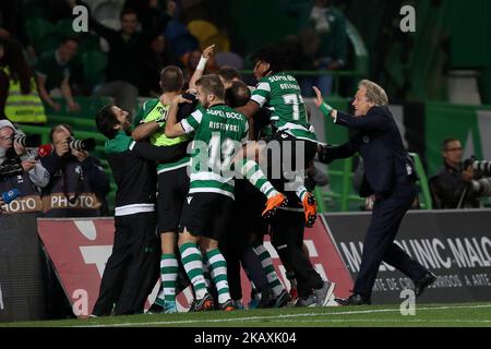 Sporting-Cheftrainer Jorge Jesus aus Portugal (R) feiert den Sieg mit den Spielern nach dem Portugal Cup Halbfinale des Fußballspiels Sporting CP vs FC Porto am 18. April 2018 im Alvalade-Stadion in Lissabon. ( Foto von Pedro FiÃºza/NurPhoto) Stockfoto