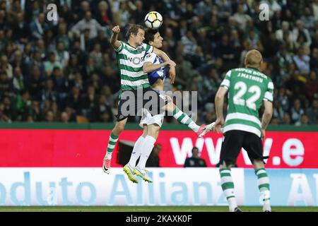 Sporting CP Defender Fabio Coentrao aus Portugal (L) und FC Porto Defender Marcano aus Spanien (R) während der Sporting CP gegen FC Porto - Portugal Cup Halbfinale 2 Etappe bei Estadio Jose Alvalade am 18. April 2018 in Lissabon, Portugal. (Foto von Paulo Nascimento / DPI / NurPhoto) Stockfoto