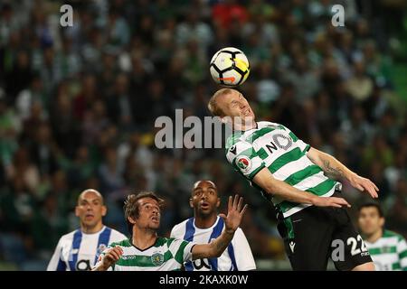 Der französische Sportverteidiger Jeremy Mathieu steht am 18. April 2018 im Alvalade-Stadion in Lissabon an der Spitze des Fußballs beim Halbfinale des Portugal Cups im Fußballspiel „Sporting CP vs FC Porto“. ( Foto von Pedro FiÃºza/NurPhoto) Stockfoto