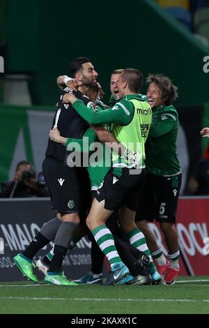 Sporting-Torhüter Rui Patricio aus Portugal (R ) feiert den Sieg mit Teamkollegen nach dem Halbfinale des Portugal Cup-Fußballspiels Sporting CP gegen FC Porto am 18. April 2018 im Alvalade-Stadion in Lissabon. ( Foto von Pedro FiÃºza/NurPhoto) Stockfoto