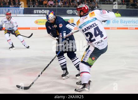 Daryl Boyle von Red Bull München verlebt Andre Rankel von Eisbaeren Berlin während des DEL Playoff-Finalmatches drei zwischen EHC Red Bull München und Eisbaeren Berlin am 18. April 2018 in München (Foto: Marcel Engelbrecht/NurPhoto) Stockfoto