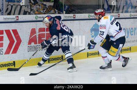 Thomas Oppenheimer von Eisbaeren Berlin lebt Florian Kettemer von Red Bull München während des DEL Playoff-Finalmatches drei zwischen EHC Red Bull München und Eisbaeren Berlin am 18. April 2018 in München (Foto: Marcel Engelbrecht/NurPhoto) Stockfoto