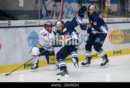 Martin Buchwieser von Eisbaeren Berlin vor Florian Kettemer von Red Bull München beim FINALE DES DEL Playoff zwischen EHC Red Bull München und Eisbaeren Berlin am 18. April 2018 in München, Deutschland (Bild von Marcel Engelbrecht/NurPhoto) Stockfoto