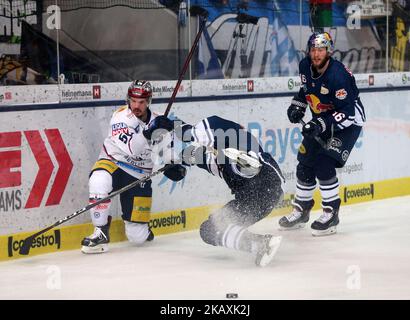 Martin Buchwieser von Eisbaeren Berlin vor Florian Kettemer von Red Bull München beim FINALE DES DEL Playoff zwischen EHC Red Bull München und Eisbaeren Berlin am 18. April 2018 in München, Deutschland (Bild von Marcel Engelbrecht/NurPhoto) Stockfoto