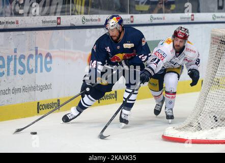 Mark Olver von Eisbaeren Berlin lebt Steven Pinizzotto von Red Bull München während des DEL Playoff-Finalmatches drei zwischen EHC Red Bull München und Eisbaeren Berlin am 18. April 2018 in München (Foto: Marcel Engelbrecht/NurPhoto) Stockfoto