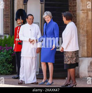 Die Premierministerin des Vereinigten Königreichs, Teresa May, und die Commonwealth-Generalsekretärin Patricia Scotland heißen die SRI-lankische Maithripala Sirisena am 19. April 2018 zur Exekutivsitzung der Regierungschefs des Commonwealth in London, England, willkommen. (Foto von Dominika Zarzycka/NurPhoto) Stockfoto