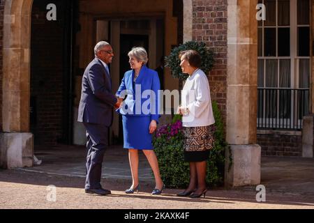 Die britische Premierministerin Teresa May und die Commonwealth-Generalsekretärin Patricia Scotland begrüßen den Hon Dr. Hubert A Minnis der Barnabas, der am 19. April 2018 zur Exekutivsitzung der Regierungschefs des Commonwealth in London, England, eintrifft. (Foto von Dominika Zarzycka/NurPhoto) Stockfoto