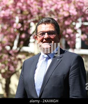 Der bayerische Wirtschaftsminister Franz Josef Pschierer von der Christlich-Sozialen Union (CSU) posiert für ein Foto mit einem blühenden Kirschbaum im Hintergrund am 20. April 2018 in München. Der bayerische Wirtschaftsminister Franz Josef Pschierer von der Christlich-Sozialen Union (CSU) überreichte gemeinsam mit dem Vorstand der LfA Förderbank die Bilanz des Jahres 2017. (Foto von Alexander Pohl/NurPhoto) Stockfoto