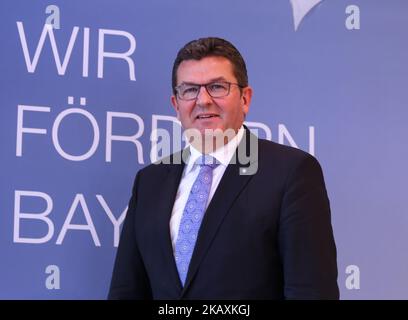 Der bayerische Wirtschaftsminister Franz Josef Pschierer von der Christlich-Sozialen Union (CSU) posiert für ein Foto mit einem blühenden Kirschbaum im Hintergrund am 20. April 2018 in München. Der bayerische Wirtschaftsminister Franz Josef Pschierer von der Christlich-Sozialen Union (CSU) überreichte gemeinsam mit dem Vorstand der LfA Förderbank die Bilanz des Jahres 2017. (Foto von Alexander Pohl/NurPhoto) Stockfoto