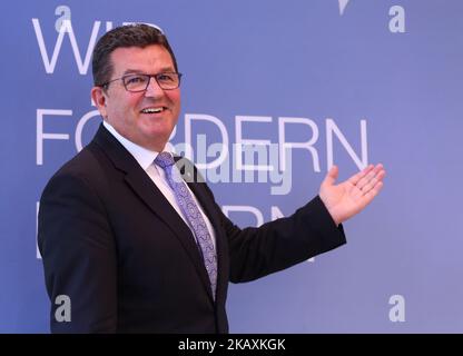 Der bayerische Wirtschaftsminister Franz Josef Pschierer von der Christlich-Sozialen Union (CSU) posiert für ein Foto mit einem blühenden Kirschbaum im Hintergrund am 20. April 2018 in München. Der bayerische Wirtschaftsminister Franz Josef Pschierer von der Christlich-Sozialen Union (CSU) überreichte gemeinsam mit dem Vorstand der LfA Förderbank die Bilanz des Jahres 2017. (Foto von Alexander Pohl/NurPhoto) Stockfoto