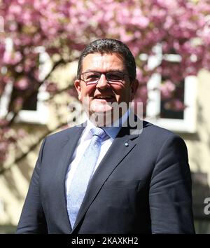 Der bayerische Wirtschaftsminister Franz Josef Pschierer von der Christlich-Sozialen Union (CSU) posiert für ein Foto mit einem blühenden Kirschbaum im Hintergrund am 20. April 2018 in München. Der bayerische Wirtschaftsminister Franz Josef Pschierer von der Christlich-Sozialen Union (CSU) überreichte gemeinsam mit dem Vorstand der LfA Förderbank die Bilanz des Jahres 2017. (Foto von Alexander Pohl/NurPhoto) Stockfoto