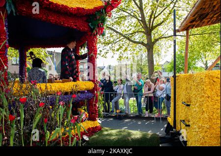 21. April 2018,- Lisse, Niederlande,- die Ausgabe 71. des Bollenstreek (Zwiebelanbaugebiet) Bloemencorso wird eine 40 km lange Strecke von Noordwijk nach Haarlem folgen. Die Blumenparade führt am Keukenhof vorbei, wo die Besucher des Keukehof farbenfrohe Festwagen genießen, die mit Blumenzwiebeln wie Hyazinthen, Tulpen und Narzissen bedeckt sind. Das Thema der Bloemencorso oder Blumenparade 2018 ist Kultur. Das Flower Parade Weekend ist das geschäftigste Wochenende im Keukenhof. (Foto von Romy Arroyo Fernandez/NurPhoto) Stockfoto