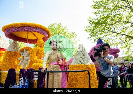 21. April 2018,- Lisse, Niederlande,- die Ausgabe 71. des Bollenstreek (Zwiebelanbaugebiet) Bloemencorso wird eine 40 km lange Strecke von Noordwijk nach Haarlem folgen. Die Blumenparade führt am Keukenhof vorbei, wo die Besucher des Keukehof farbenfrohe Festwagen genießen, die mit Blumenzwiebeln wie Hyazinthen, Tulpen und Narzissen bedeckt sind. Das Thema der Bloemencorso oder Blumenparade 2018 ist Kultur. Das Flower Parade Weekend ist das geschäftigste Wochenende im Keukenhof. (Foto von Romy Arroyo Fernandez/NurPhoto) Stockfoto