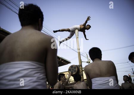 Men in Lendenschurz führt am 19. April 2018 in Hida City, Präfektur Gifu, Japan, ein Ritual zum Glück für die Bewohner des Furukawa Festivals durch. Das Furukawa Festival ist als immaterielles Kulturerbe Japans der UNESCO eingetragen und wird jedes Jahr am 19.. Und 20.. April gefeiert, um für Sicherheit zu beten und den Frühling zu begrüßen. (Foto: Richard Atrero de Guzman / NUR Photo) (Foto: Richard Atrero de Guzman/NurPhoto) Stockfoto