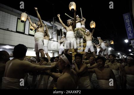 Hunderte Männer in Lendenschurz nehmen am 19. April 2018 an der mitreißenden Trommelparade in Hida City, Präfektur Gifu, Japan Teil. Das Furukawa Festival ist als immaterielles Kulturerbe Japans der UNESCO eingetragen und wird jedes Jahr am 19.. Und 20.. April gefeiert, um für Sicherheit zu beten und den Frühling zu begrüßen. (Foto: Richard Atrero de Guzman / NUR Photo) (Foto: Richard Atrero de Guzman/NurPhoto) Stockfoto