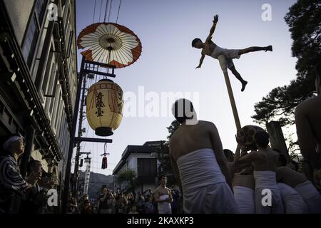 Men in Lendenschurz führt am 19. April 2018 in Hida City, Präfektur Gifu, Japan, ein Ritual zum Glück für die Bewohner des Furukawa Festivals durch. Das Furukawa Festival ist als immaterielles Kulturerbe Japans der UNESCO eingetragen und wird jedes Jahr am 19.. Und 20.. April gefeiert, um für Sicherheit zu beten und den Frühling zu begrüßen. (Foto: Richard Atrero de Guzman / NUR Photo) (Foto: Richard Atrero de Guzman/NurPhoto) Stockfoto