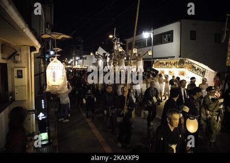 Hunderte Männer in Lendenschurz nehmen am 19. April 2018 an der mitreißenden Trommelparade in Hida City, Präfektur Gifu, Japan Teil. Das Furukawa Festival ist als immaterielles Kulturerbe Japans der UNESCO eingetragen und wird jedes Jahr am 19.. Und 20.. April gefeiert, um für Sicherheit zu beten und den Frühling zu begrüßen. (Foto: Richard Atrero de Guzman / NUR Photo) (Foto: Richard Atrero de Guzman/NurPhoto) Stockfoto