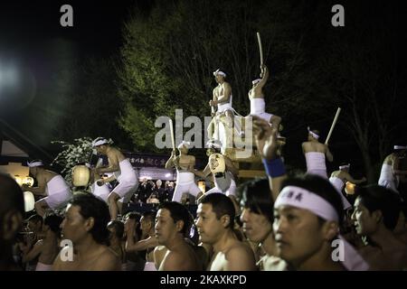 Hunderte Männer in Lendenschurz nehmen am 19. April 2018 an der mitreißenden Trommelparade in Hida City, Präfektur Gifu, Japan Teil. Das Furukawa Festival ist als immaterielles Kulturerbe Japans der UNESCO eingetragen und wird jedes Jahr am 19.. Und 20.. April gefeiert, um für Sicherheit zu beten und den Frühling zu begrüßen. (Foto: Richard Atrero de Guzman / NUR Photo) (Foto: Richard Atrero de Guzman/NurPhoto) Stockfoto