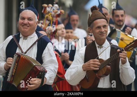Mitglieder der Volksgruppe Cantigas da Moda aus Boa Nova während der Vorstellung in der Hauptstadt der Insel Madeira, am ersten Tag der Ausgabe 2018 des Blumenfestivals, eines der größten Feste Madeiras, eine Hommage an den außergewöhnlichen Kontakt seiner Bewohner mit Blumen und Frühling. Am Donnerstag, den 19. April 2018, in Funchal, Madeira, Portugal. (Foto von Artur Widak/NurPhoto) Stockfoto