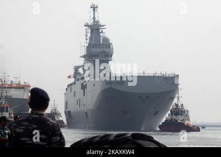 Das französische Marineschiff FNS Dixmude (L9015) bereitet sich am Sonntag, den 22. April 2018, auf die Andockung am Terminal 2, Hafen Tanjung Priok, Jakarta, vor. Das amphibische Angriffsschiff FNS Dixmude (L9015) kam zusammen mit einem Frigate der La Fayette-Klasse, FNS Surcouf (F711), nach Jakarta, und verstärkte die Zusammenarbeit mit der indonesischen Marine, Sowie an der multilateralen Marineübung KOMODO teilzunehmen, die vom 4. Bis 9. Mai 2018 in Bali und Lombok stattfinden wird. (Foto von Aditya Irawan/NurPhoto) Stockfoto